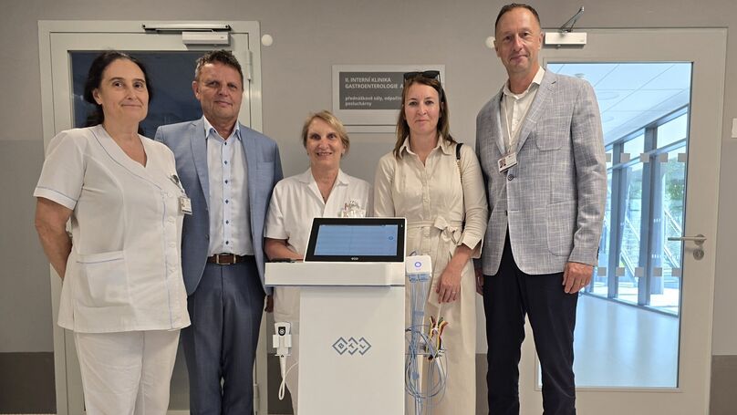 Oddělení geriatrie FN Olomouc má nový moderní EKG přístroj. Díky daru společnosti Veolia