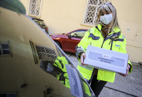 Veolia navrhla vlastní ochranné štíty, darovala je nemocnicím