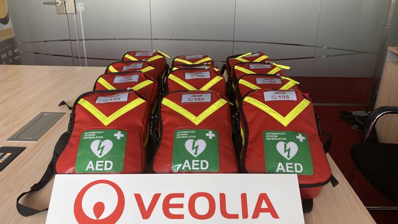 Malý rozměrem, velký významem. Veolia Energie zakoupila 13 defibrilátorů pro záchranu života