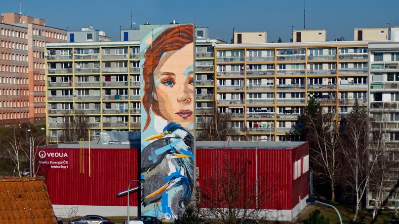 V Praze Řepích vznikl mural s dívkou a volavkami