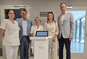 Oddělení geriatrie FN Olomouc má nový moderní EKG přístroj. Díky daru společnosti Veolia