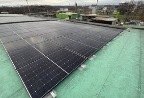Veolia instaluje na desítkách svých budov FVE  a snižuje emise CO2 o stovky tun