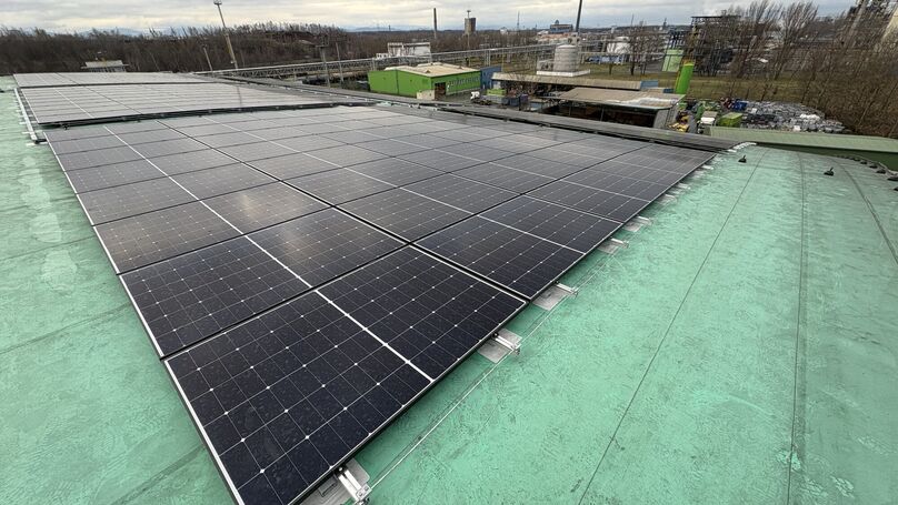 Veolia instaluje na desítkách svých budov FVE  a snižuje emise CO2 o stovky tun