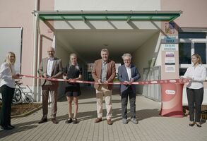 Hostivice modernizovala základní školu. Stovky nových světel sníží náklady o 60 %