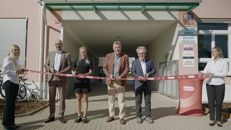 Hostivice modernizovala základní školu. Stovky nových světel sníží náklady o 60 %